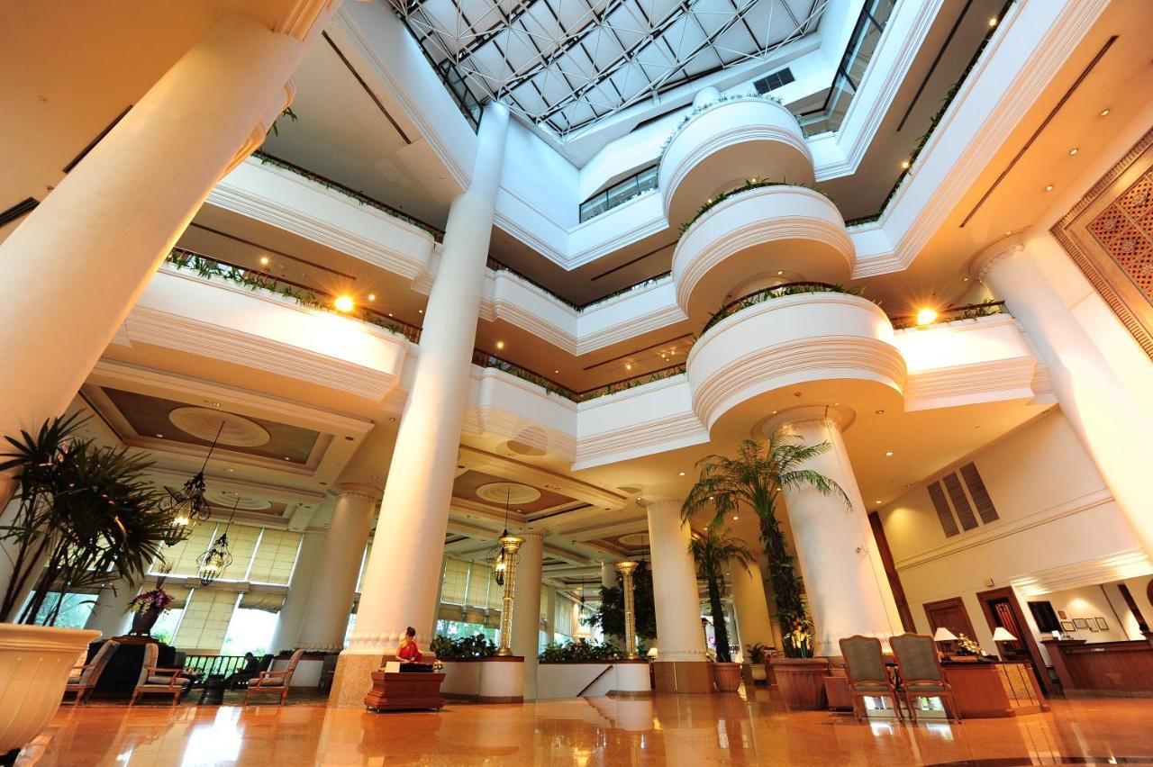 Montien Riverside Hotel Bangkok Exterior photo The lobby of the hotel