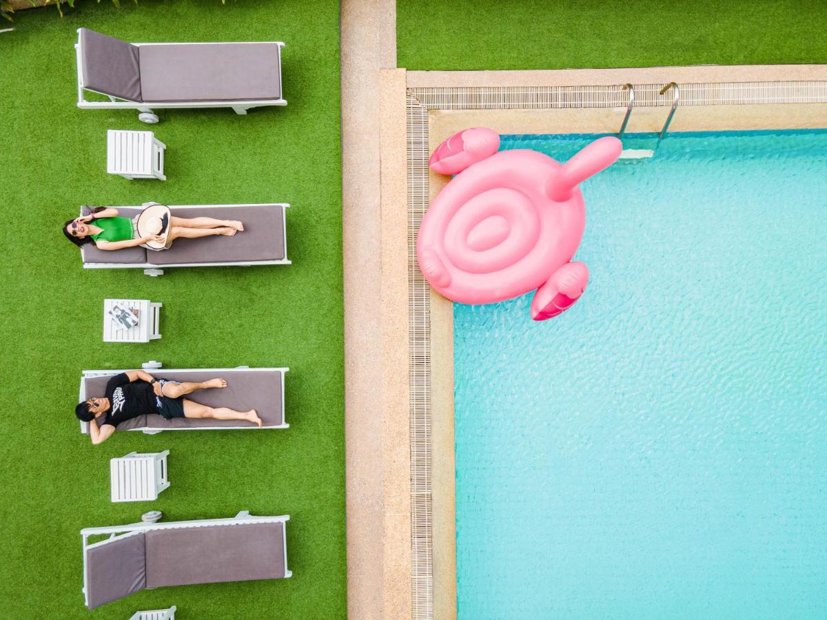 Montien Riverside Hotel Bangkok Exterior photo Aerial view of a pink flamingo float