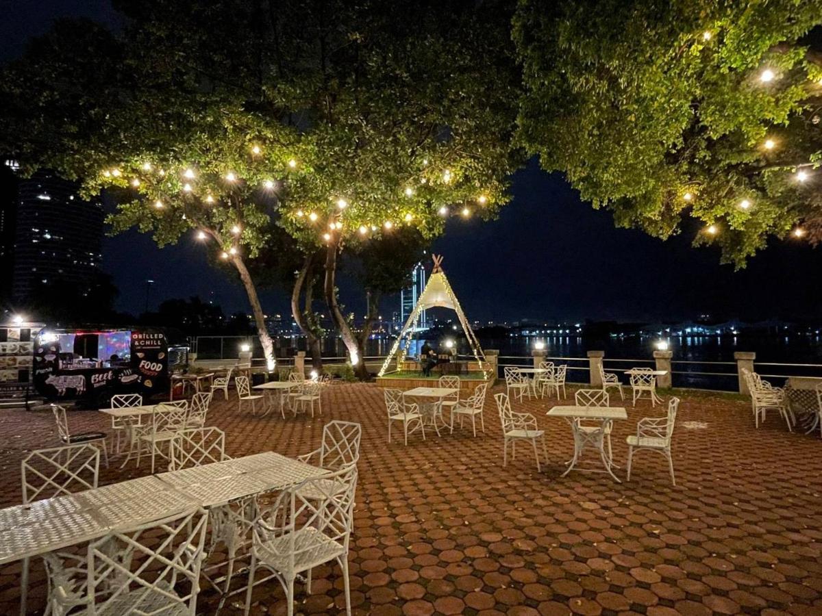 Montien Riverside Hotel Bangkok Exterior photo The park at night