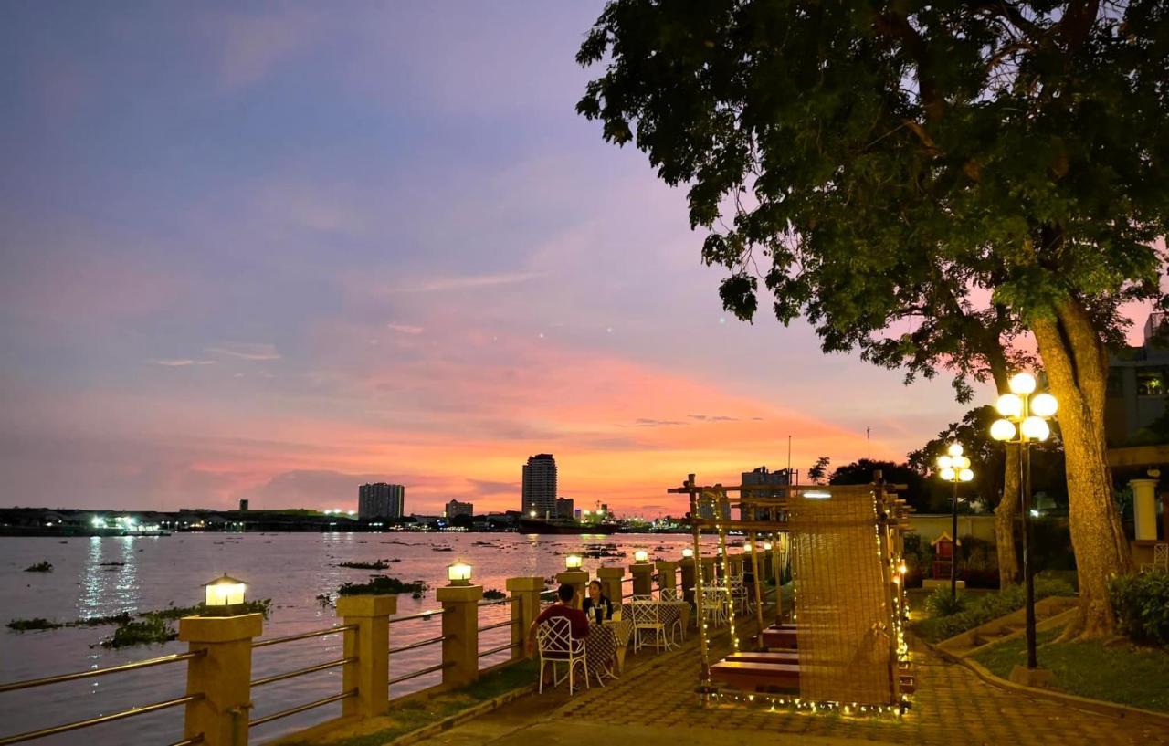 Montien Riverside Hotel Bangkok Exterior photo Chao Phraya River at dusk