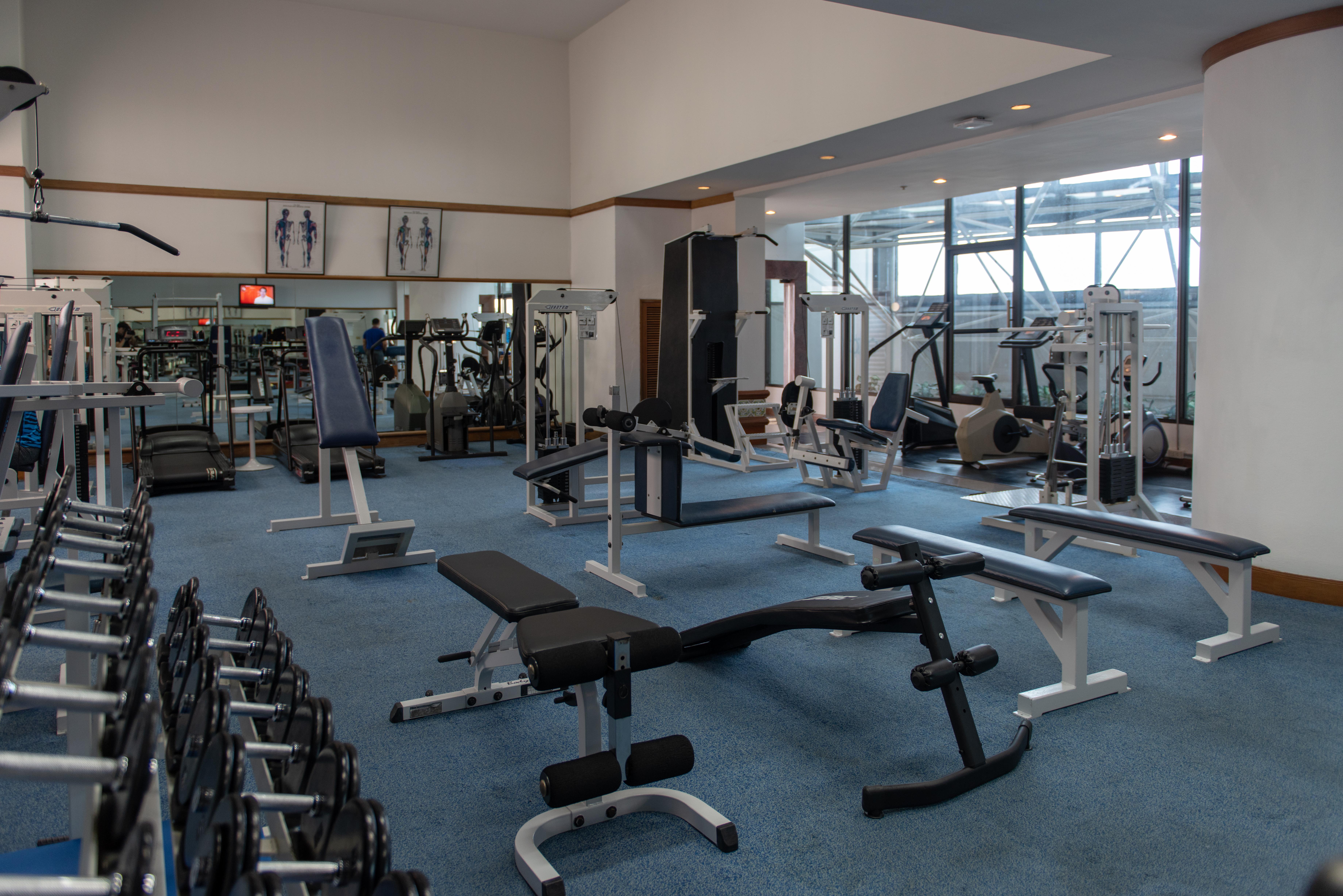 Montien Riverside Hotel Bangkok Exterior photo A typical gym