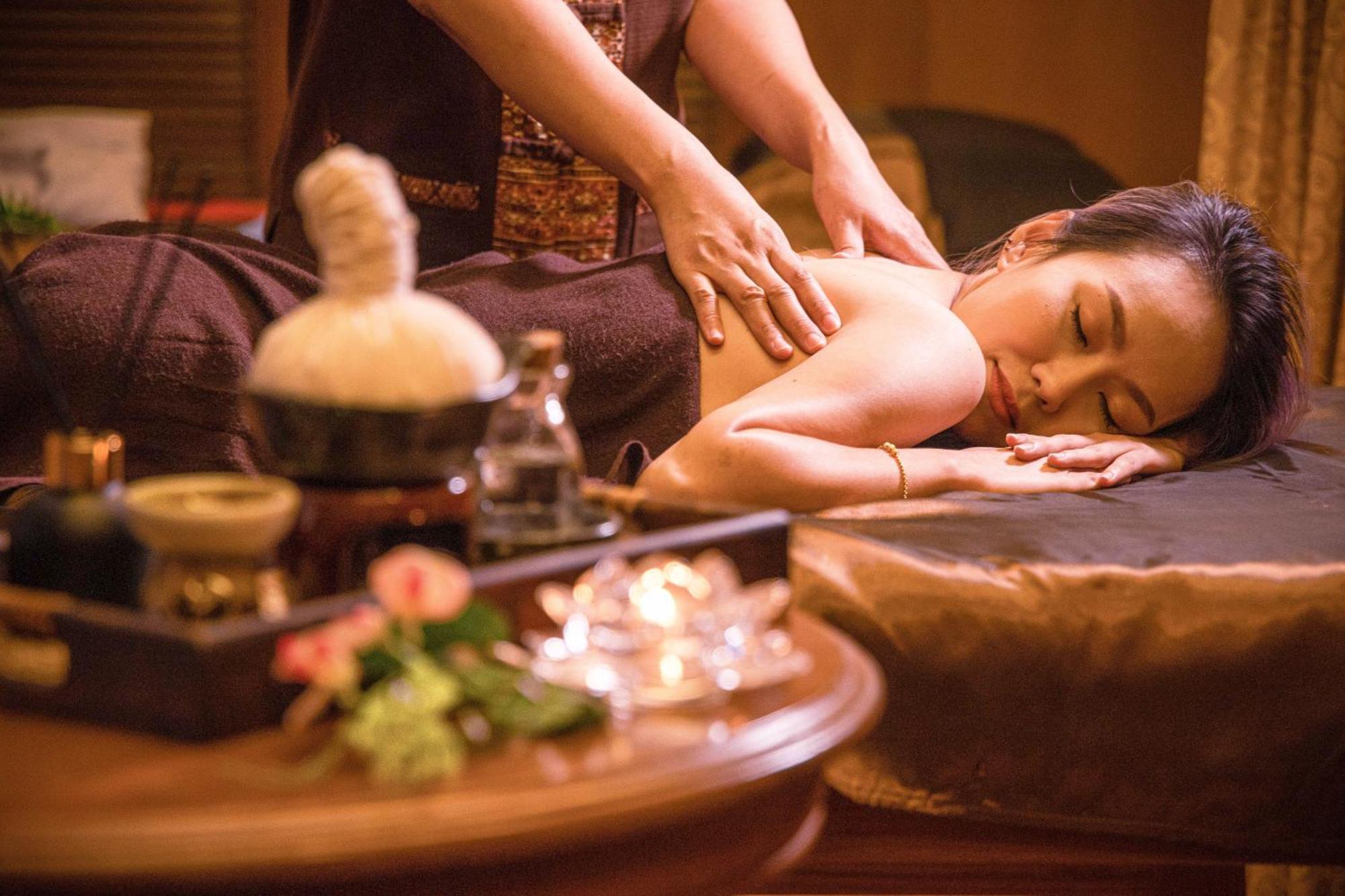 Montien Riverside Hotel Bangkok Exterior photo Thai massage