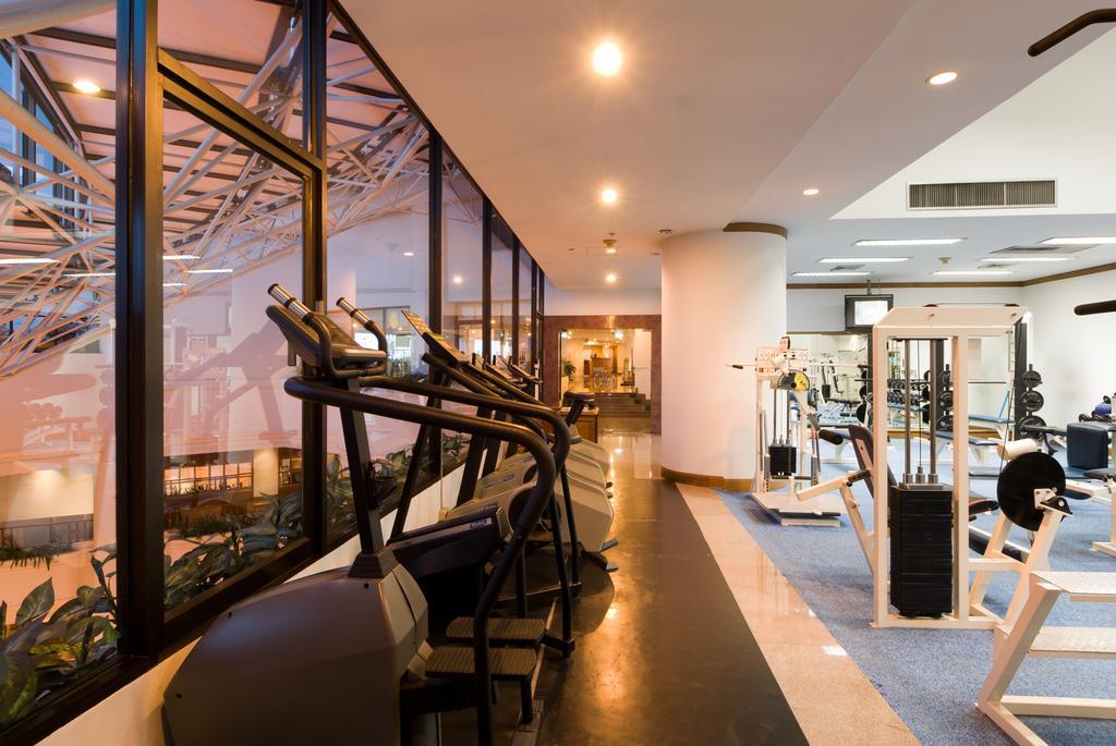 Montien Riverside Hotel Bangkok Exterior photo The gym at the hotel