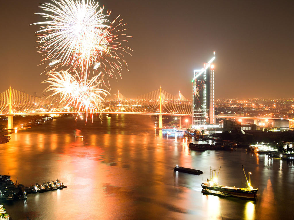 Montien Riverside Hotel Bangkok Exterior photo Fireworks over the Chao Phraya River