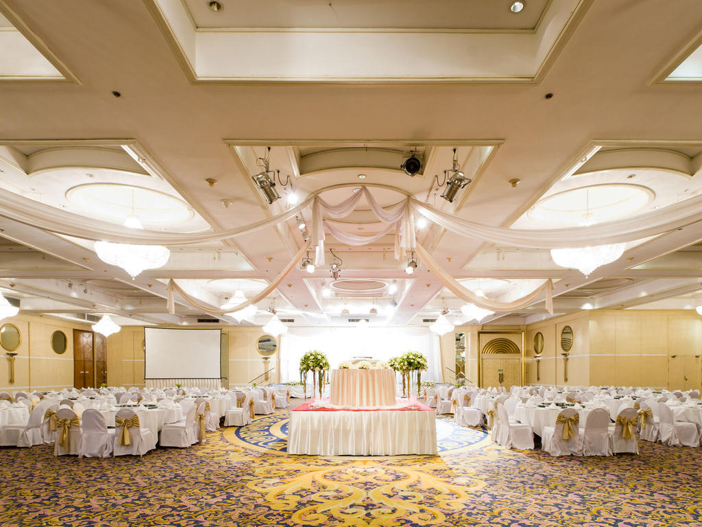 Montien Riverside Hotel Bangkok Exterior photo The ballroom of the hotel