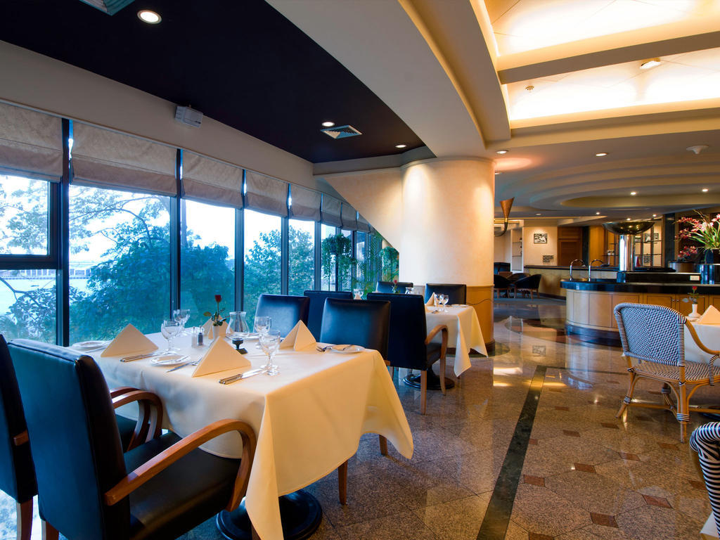 Montien Riverside Hotel Bangkok Exterior photo The restaurant