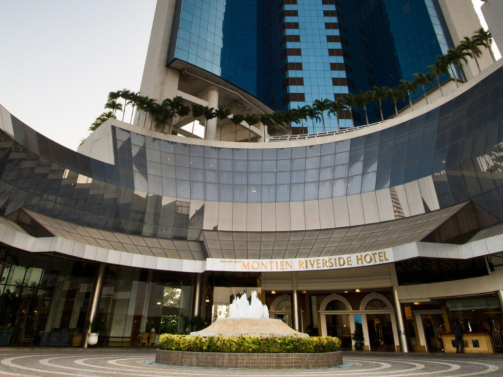 Montien Riverside Hotel Bangkok Exterior photo The hotel's entrance