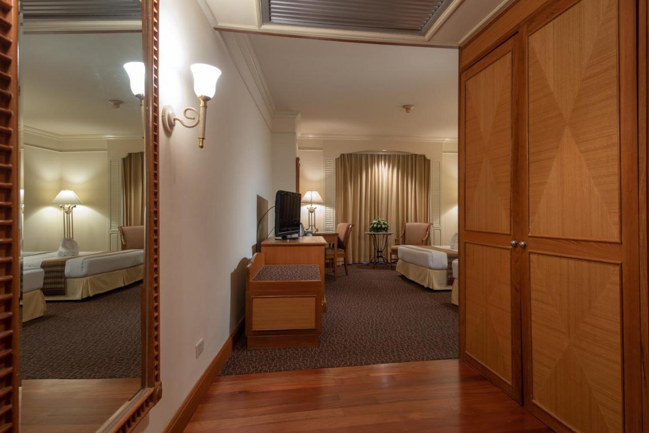 Montien Riverside Hotel Bangkok Exterior photo A room at the hotel