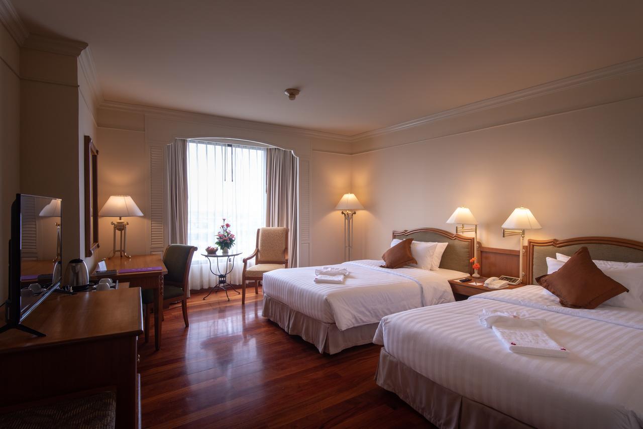 Montien Riverside Hotel Bangkok Exterior photo Deluxe Room