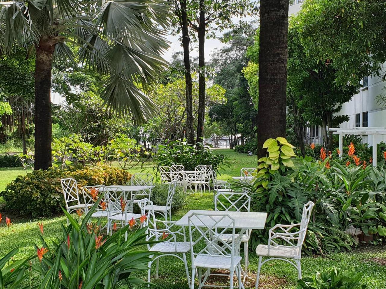 Montien Riverside Hotel Bangkok Exterior photo The garden of the hotel