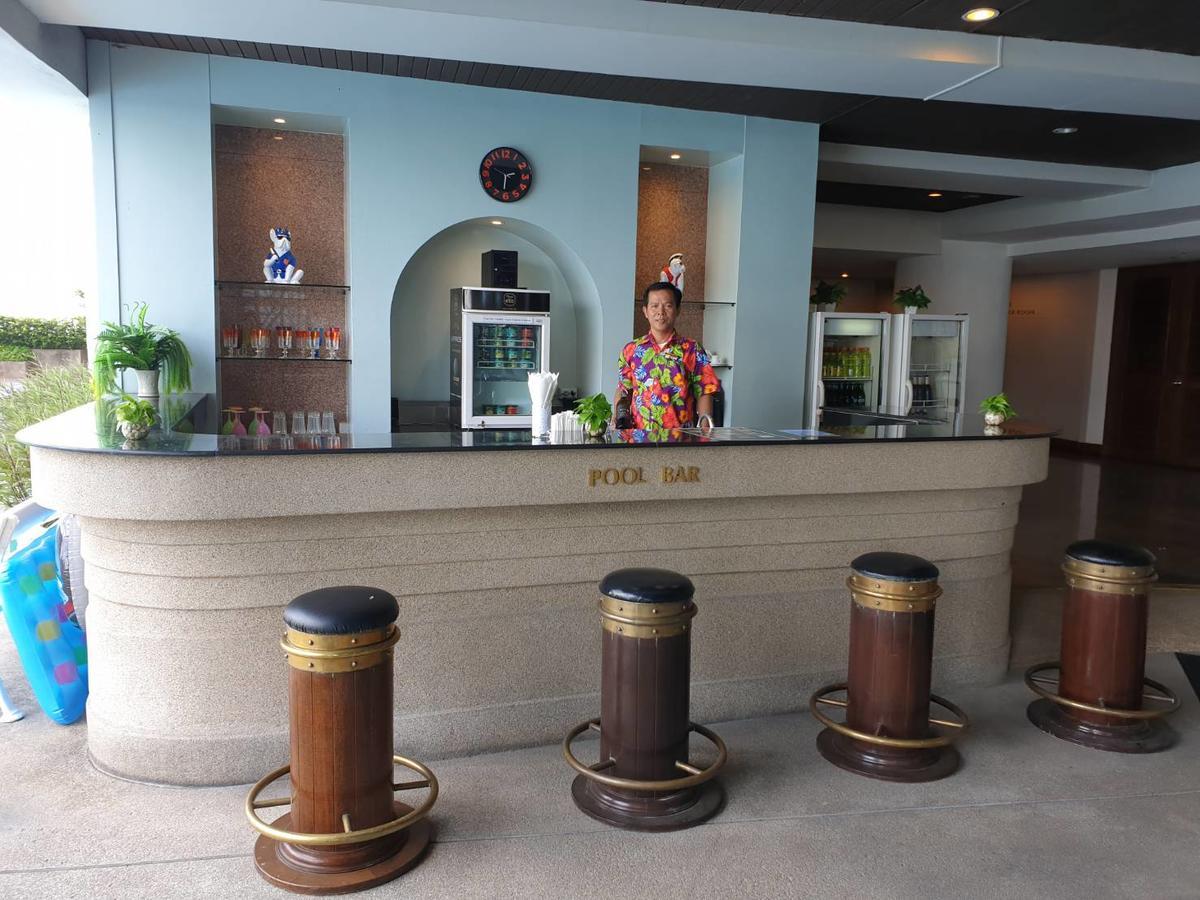 Montien Riverside Hotel Bangkok Exterior photo Pool Bar
