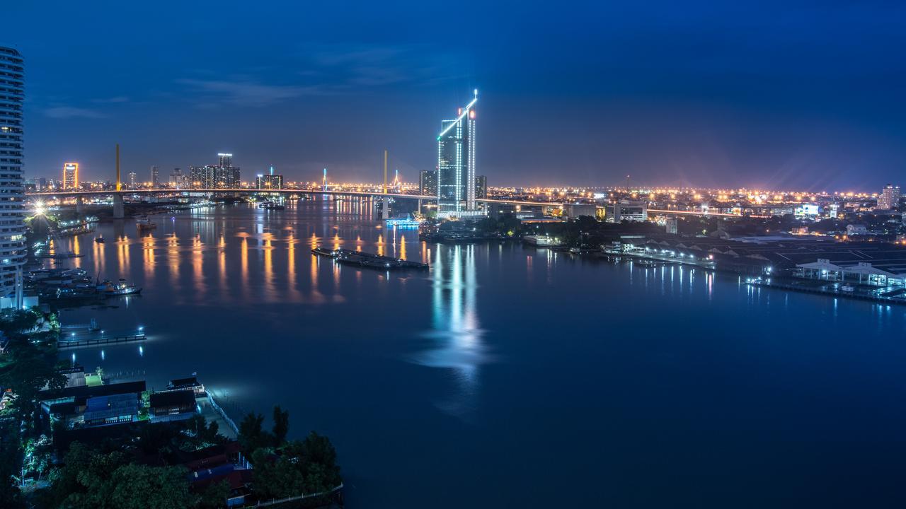 Montien Riverside Hotel Bangkok Exterior photo The tower at night