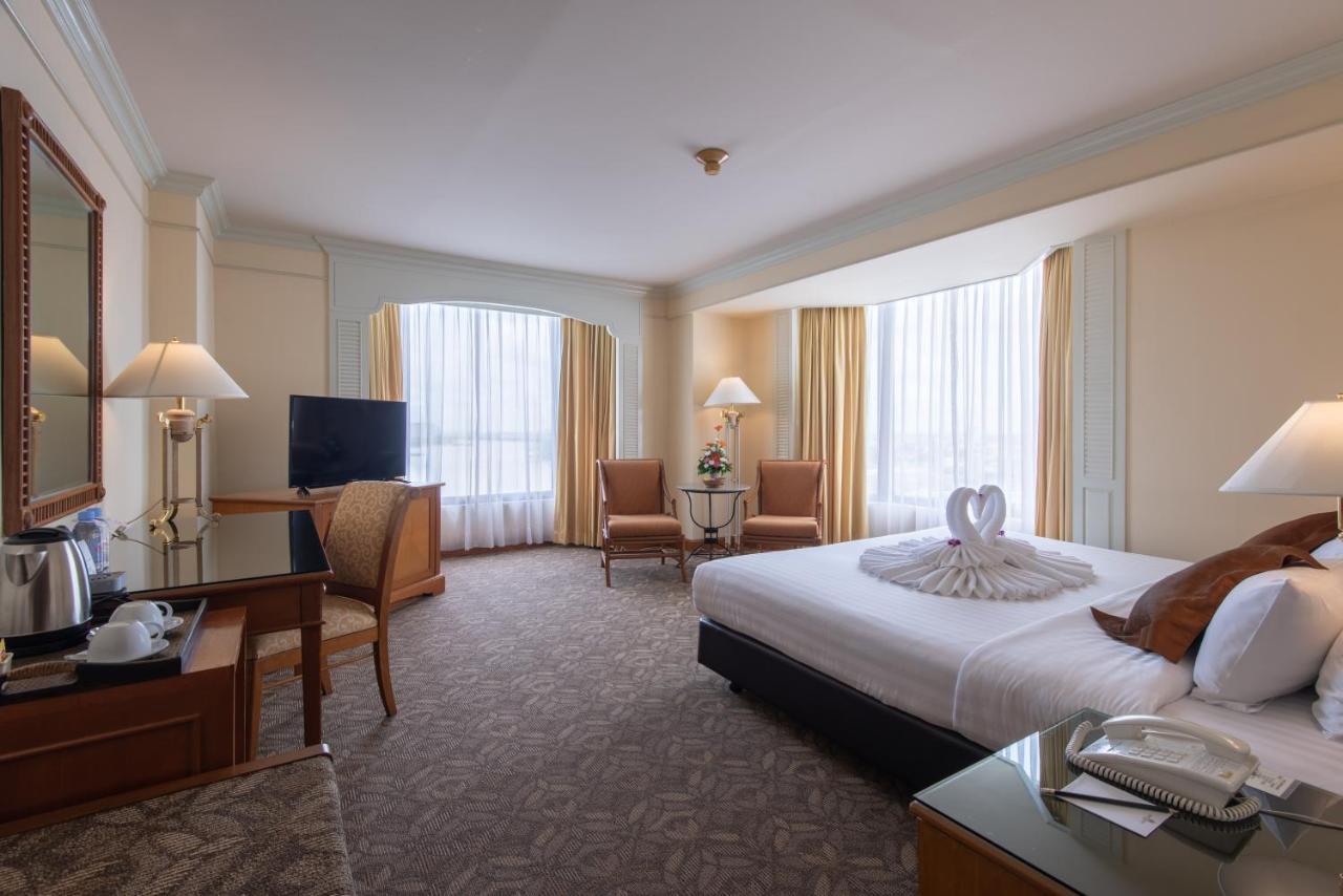 Montien Riverside Hotel Bangkok Exterior photo Deluxe Room